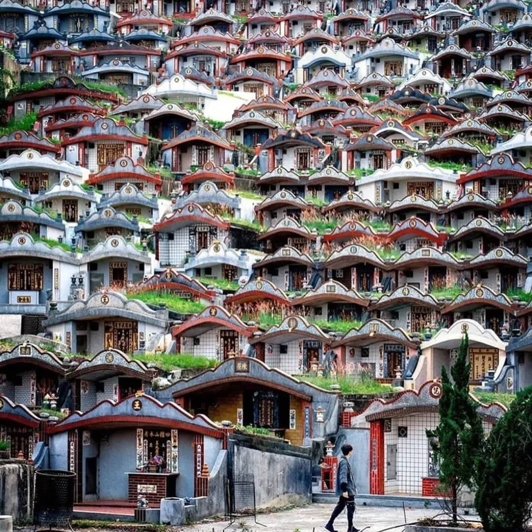 Exploring History and Serenity: Fu De Keng Cemetery in Taipei